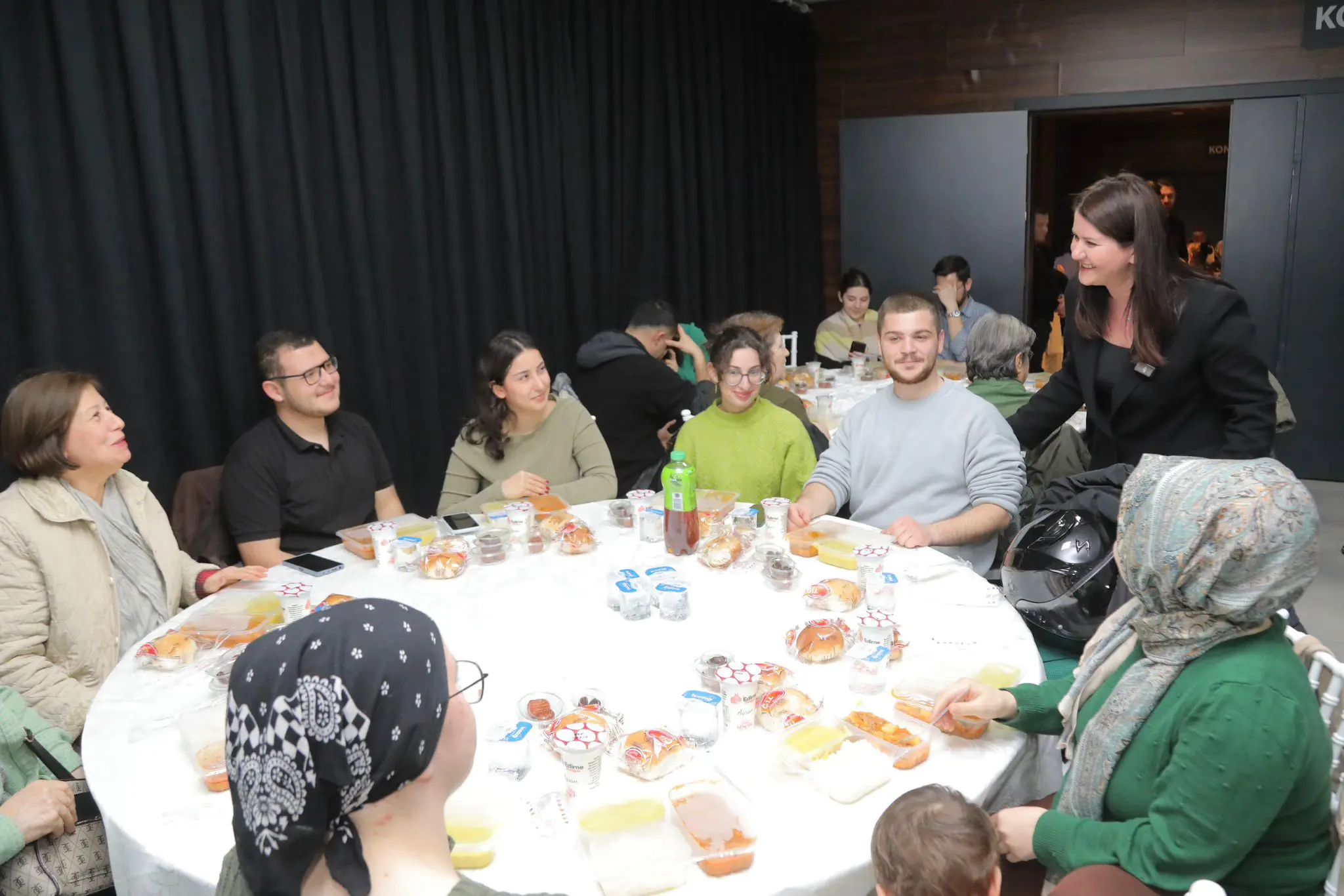 RAMAZAN’IN İLK İFTARI ATATÜRK KÜLTÜR MERKEZİ’NDE GERÇEKLEŞTİ galeri görseli